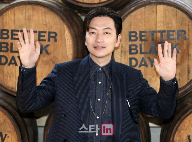 이동휘, 두 손 번쩍                                                                                                                                                                                