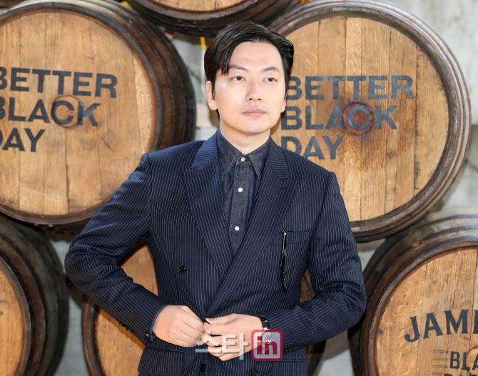 이동휘 '제임슨 블랙배럴과 함께'                                                                                                                                                         