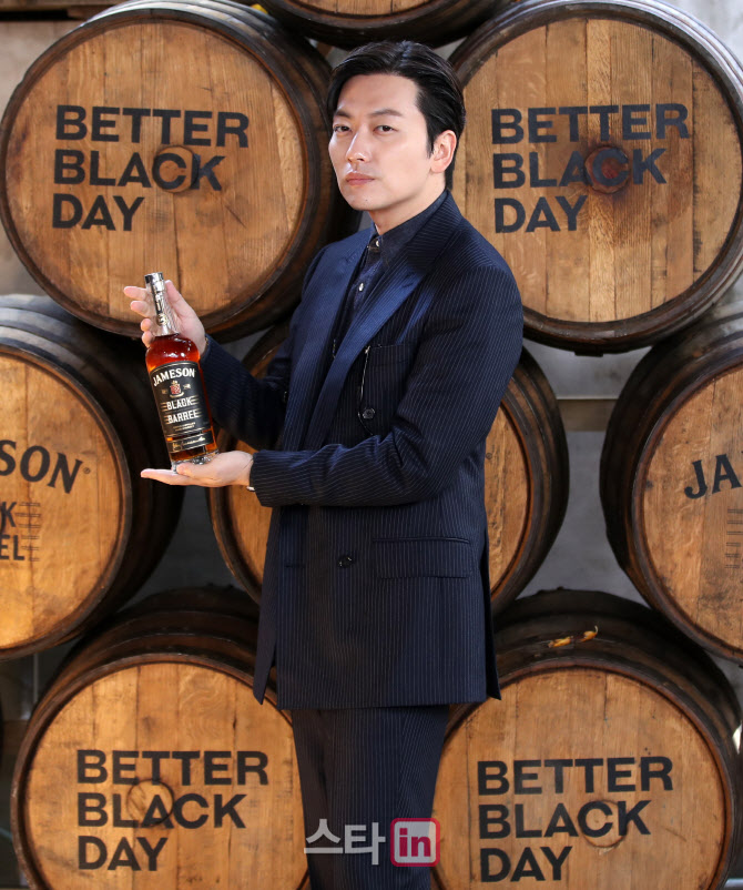 이동휘, 저랑 위스키 한잔 하실래요?                                                                                                                                                                