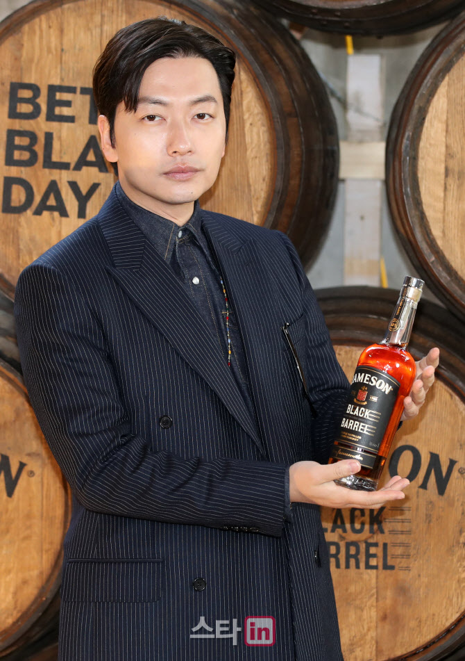 제임슨 블랙배럴 위스키 든 이동휘                                                                                                                                                                  
