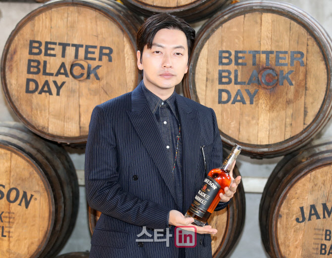 이동휘, 수트 차려입고 완벽포즈                                                                                                                                                                    