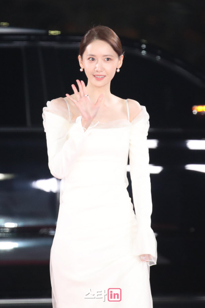 윤아, 여배우 향기 물씬                                                                                                                                                                            