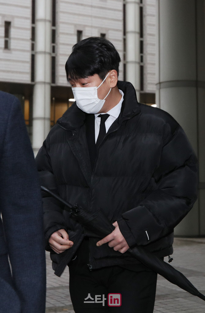 재판 마친 B.A.P 출신 힘찬                                                                                                                                                                         