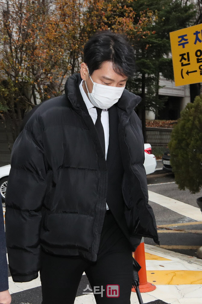 B.A.P 출신 힘찬, 항소심 1차 공판 마치고 이동                                                                                                                                                      
