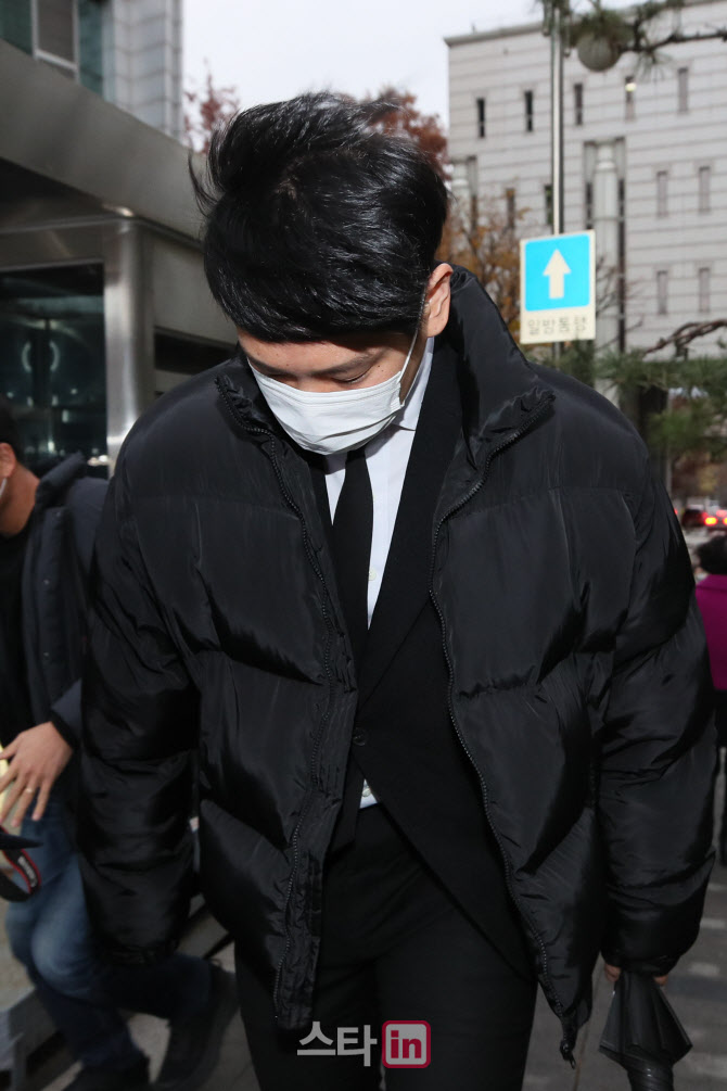 항소심 1차 공판 마친 B.A.P 출신 힘찬                                                                                                                                                              