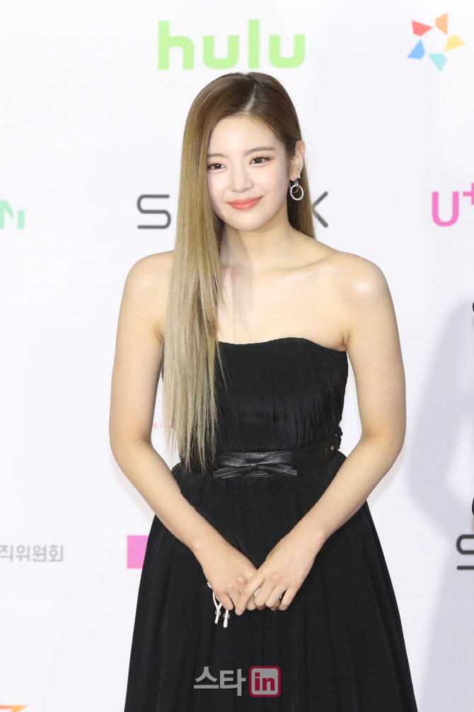 리아, 수줍은 인사                                                                                                                                                                                 