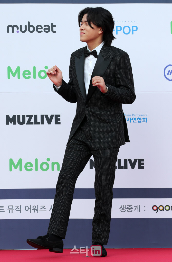 이무진, 노래에 흥이 절로                                                                                                                                                                          