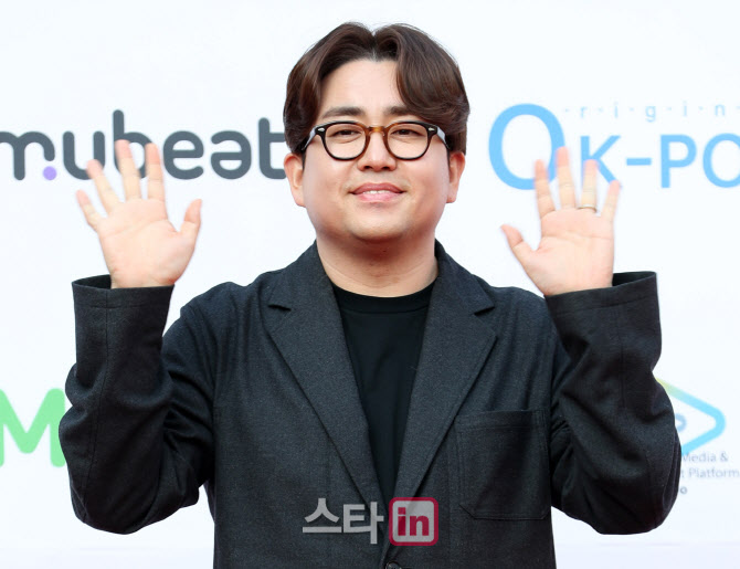 손 인사하는 스탠딩 에그                                                                                                                                                                           