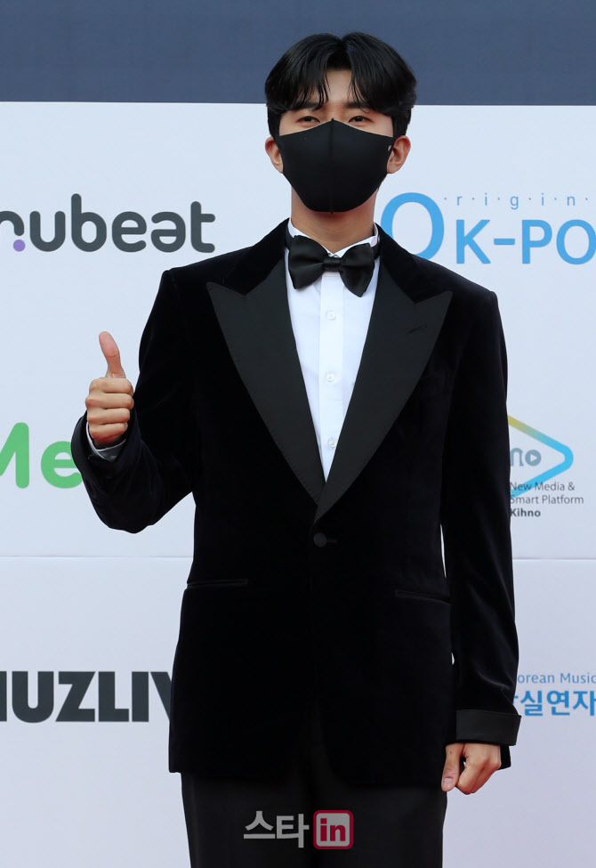 임영웅, '엄지척'                                                                                                                                                                        