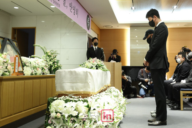 정우성, 고인에게 마지막 작별인사                                                                                                                                                                  