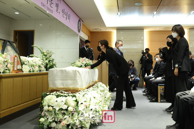 예지원, 강수연에게 마지막 작별인사                                                                                                                                                                