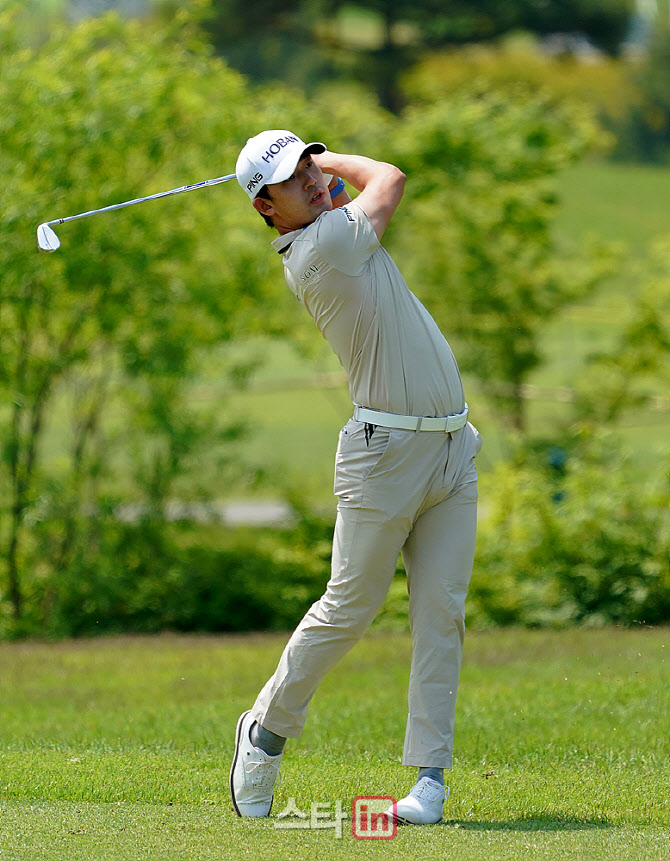  김비오 '2주 연속 우승을 꿈꾸며'                                                                                                                                                        