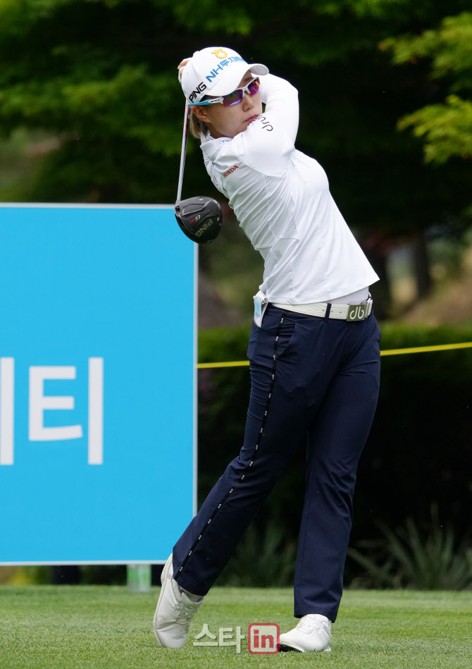 정윤지 '매치 퀸을 향아여'                                                                                                                                                               
