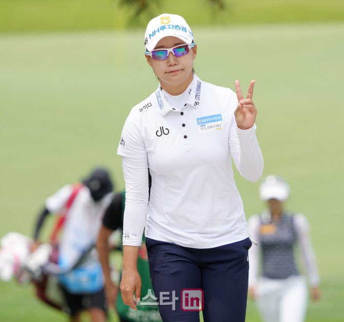 정윤지 '강한 자신감의 브이'                                                                                                                                                             