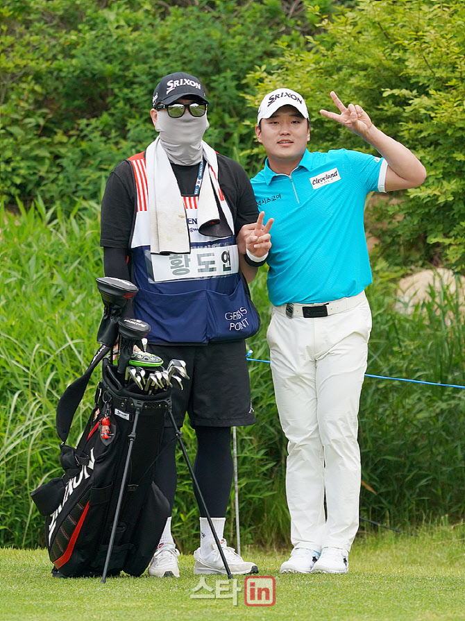  황도연 '캐디와 함께 승리의 브이'                                                                                                                                                       