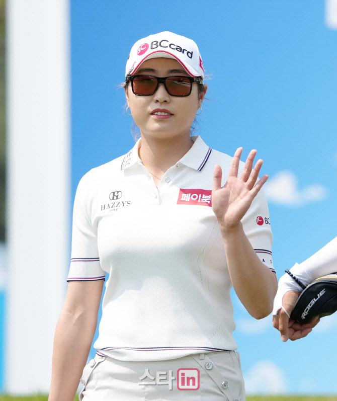 김우정 '부담없는 미소 손인사'                                                                                                                                                           