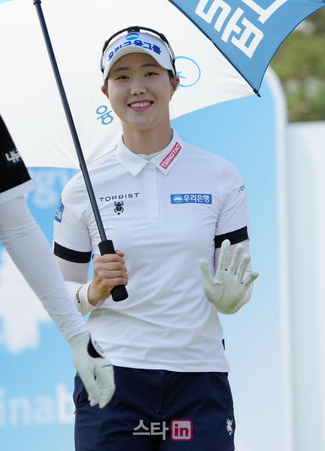 권서연 '미소 인사로 출발'                                                                                                                                                               