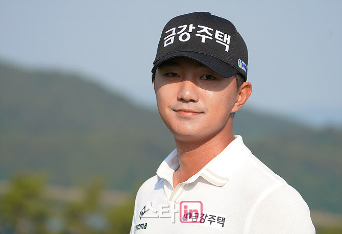  미소 보이는 옥태훈                                                                                                                                                                               