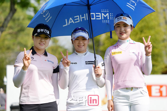 구래현,이다연,이예원 '브이 인사는 필수죠'                                                                                                                                               