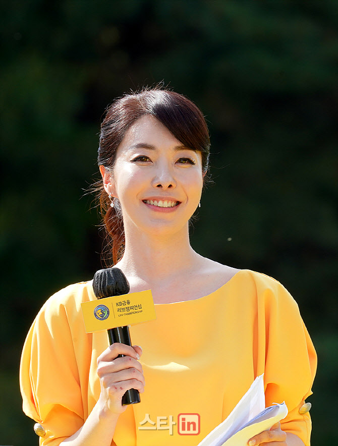  김미영 아나운서 'KB와 깔맞춤 의상으로 사회'                                                                                                                                            