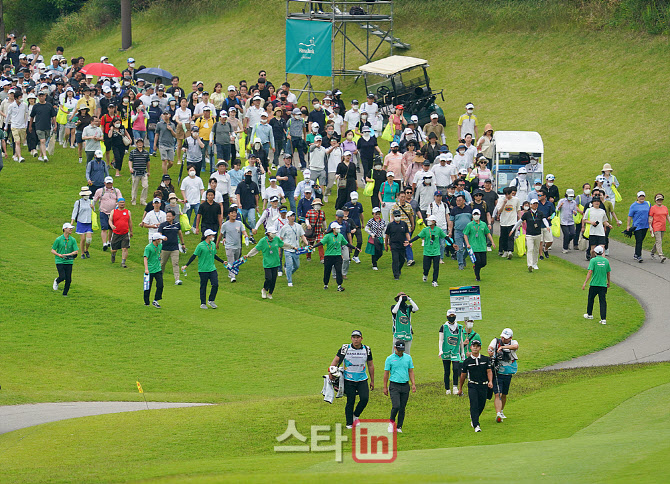  챔피언조를 따라 이동하는 갤러리                                                                                                                                                                  