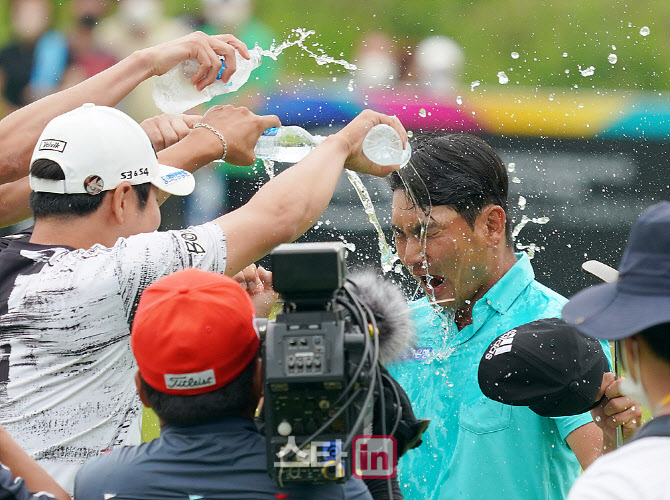  이준석 '동료들의 축하세례'                                                                                                                                                             