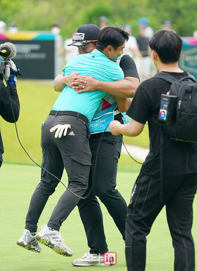  이준석 '듬직한 캐디가 번쩍 들어 안고'                                                                                                                                                  
