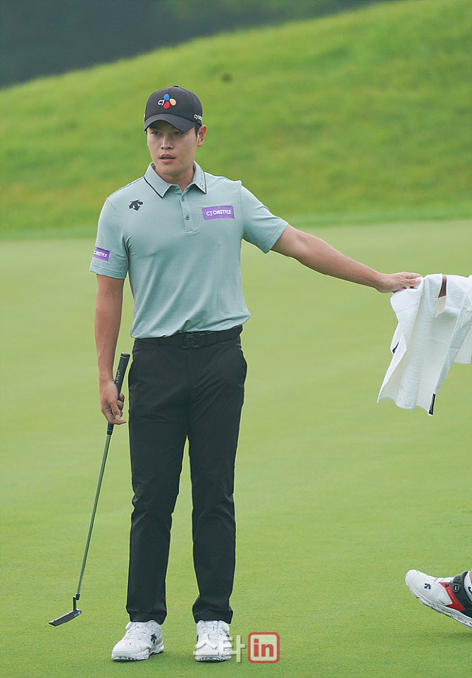  이재경 '볼 닦아 주세요'                                                                                                                                                                