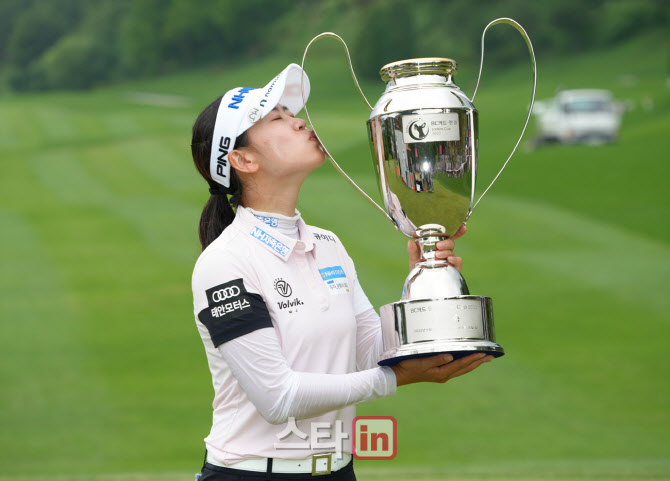 박민지 '시즌 3승 짜릿한 우승 키스'                                                                                                                                                      