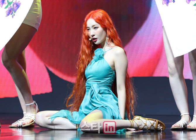 '매력적인 선미의 무대'                                                                                                                                                                  