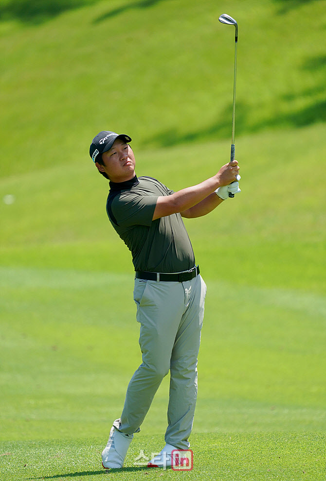  타구 바라보는 정윤                                                                                                                                                                               