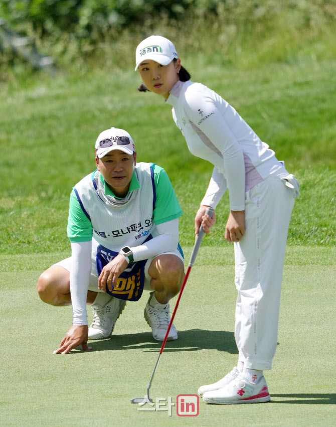 강다나 '퍼트라인을 살핀다'                                                                                                                                                              