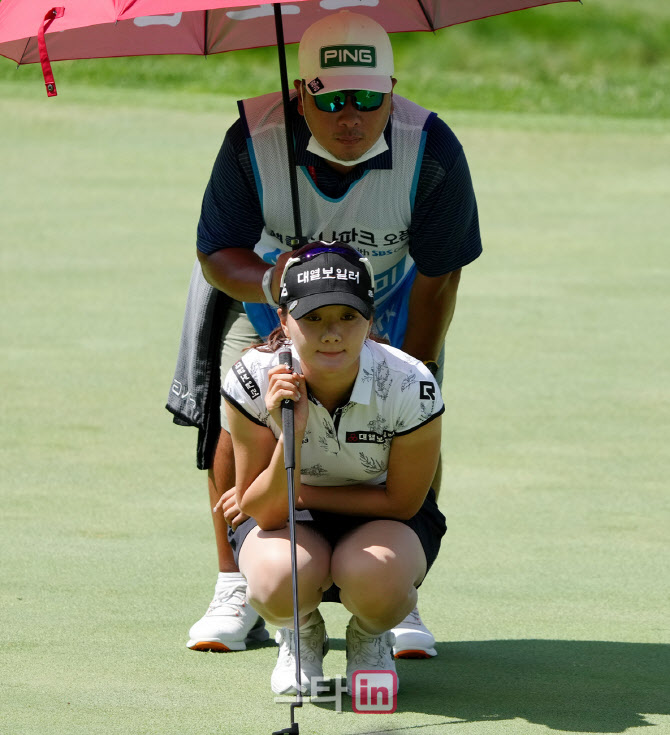 김새로미,윤두상 '퍼트라인을 본다'                                                                                                                                                       