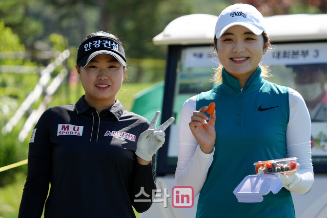 홍진영,손예빈 '밝게 인사하며 이동해요'                                                                                                                                                  