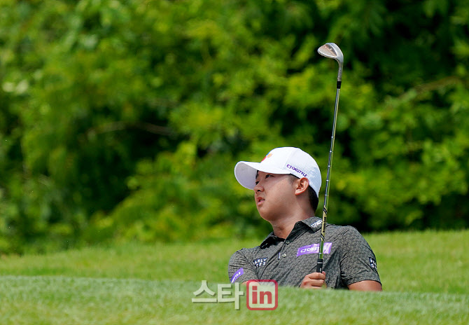  타구 바라보는 최승빈                                                                                                                                                                             