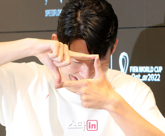 손흥민, 수줍은 찰칵                                                                                                                                                                               