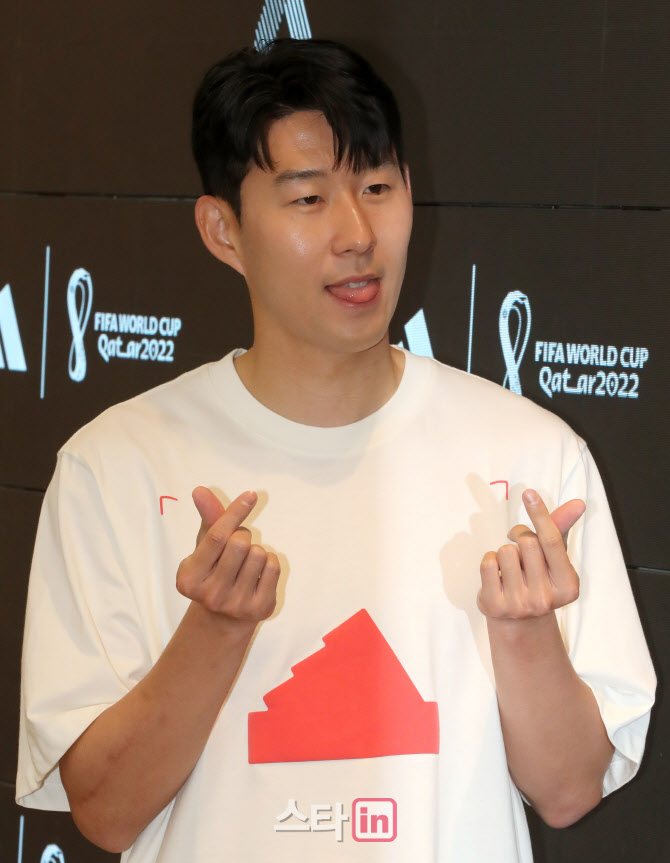 손흥민, 귀엽게 혀 내밀고 미니하트!                                                                                                                                                                