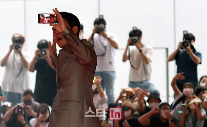 배우 이정재, '팬들과 함께 찰칵'                                                                                                                                                         