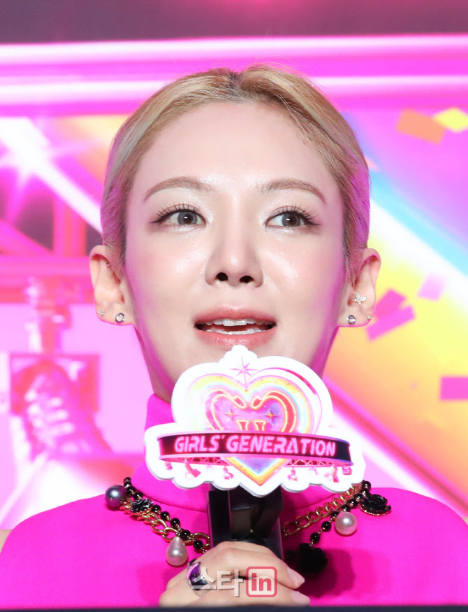 질문에 답하는 소녀시대 효연                                                                                                                                                                       