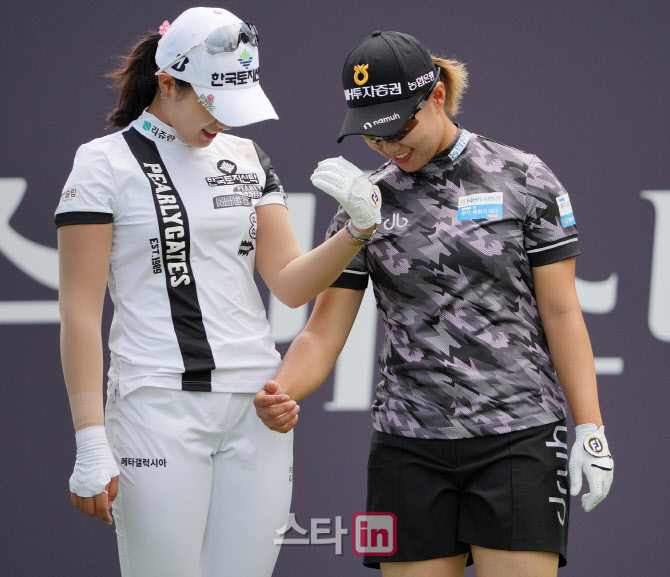 박현경,정윤지 '오늘 어떻게 인사할까'                                                                                                                                                    