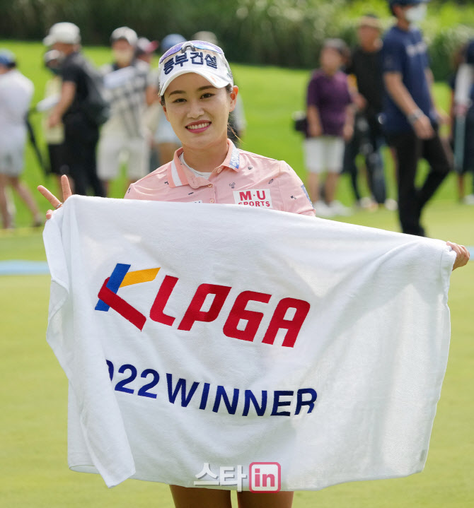 지한솔 '우승 대회 주인공입니다'                                                                                                                                                         