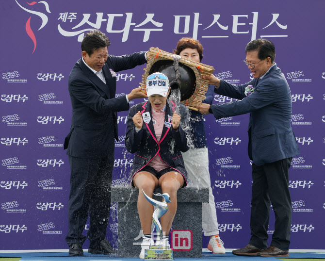 지한솔 '물허벅 세레모니 너무 차가워'                                                                                                                                                    