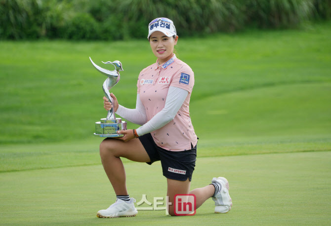 지한솔 '우승 포즈 오랜만이네 '                                                                                                                                                          