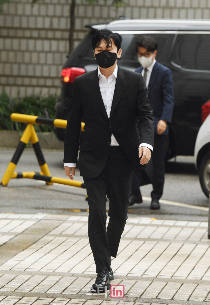 법정으로 이동하는 양현석 전 YG엔터테인먼트 대표                                                                                                                                                   