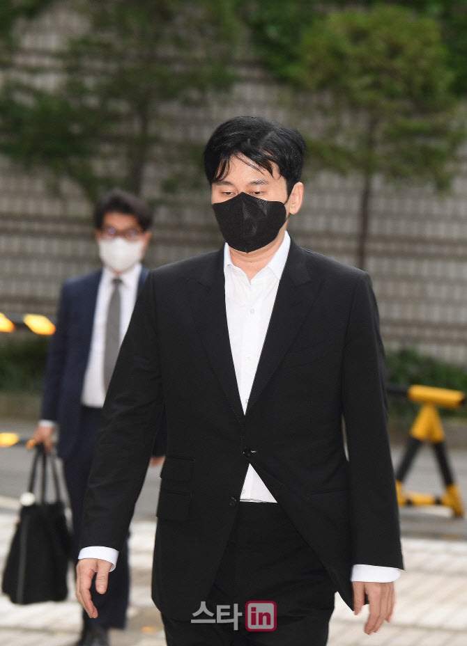 법정으로 이동하는 양현석 전 YG엔터 대표                                                                                                                                                           