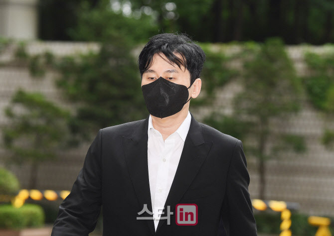 법정으로 이동하는 양현석 전 YG 대표                                                                                                                                                               