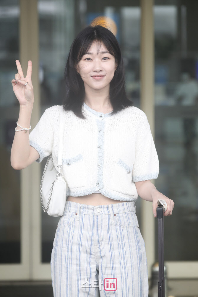 하윤경, 깜찍하게 브이                                                                                                                                                                             