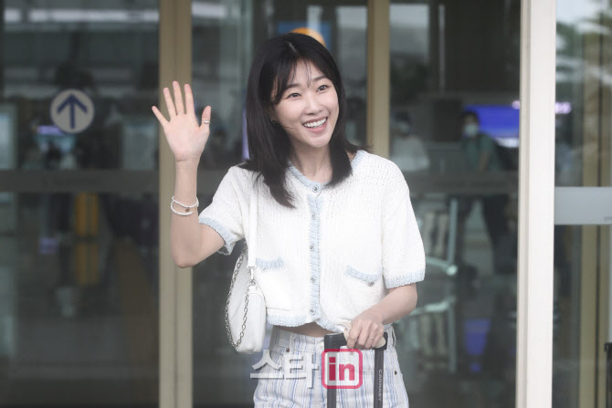 인사하는 배우 하윤경                                                                                                                                                                              