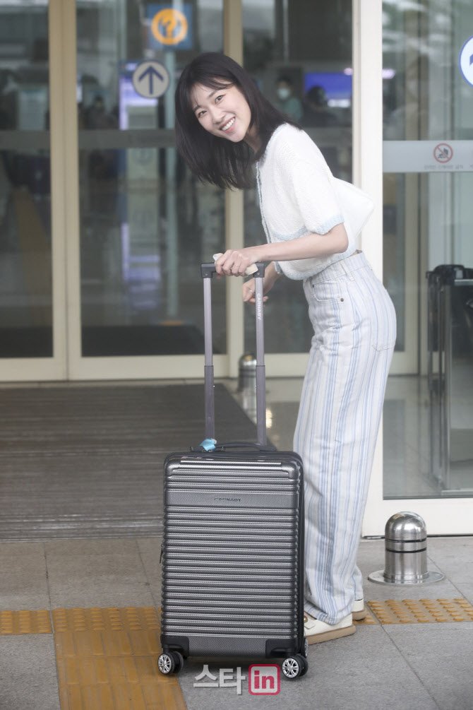 하윤경, 미소 보이며 출국                                                                                                                                                                          