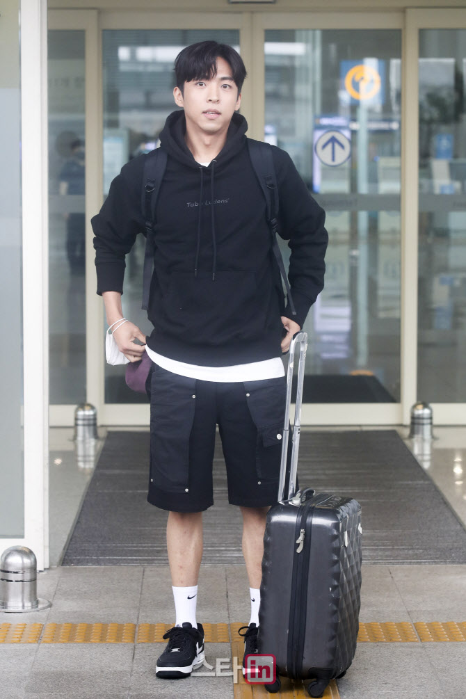 출국하는 '이상한 변호사 우영우' 주종혁                                                                                                                                                  